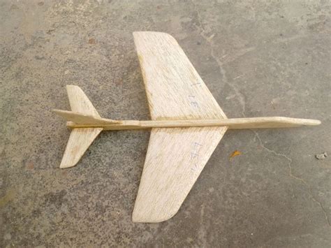  Balsa Wood: Un matériau léger révolutionnant les constructions aéronautiques !